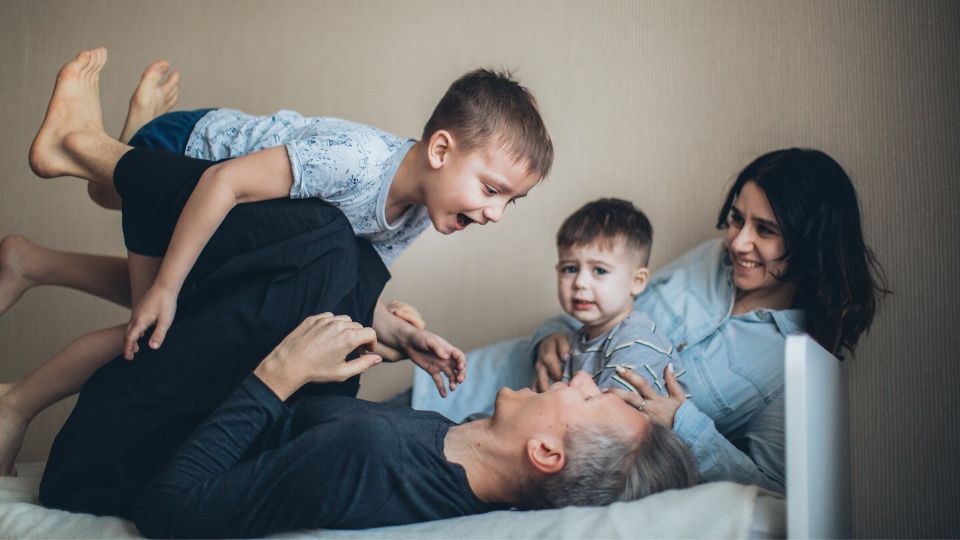 familia disfrutando su seguro